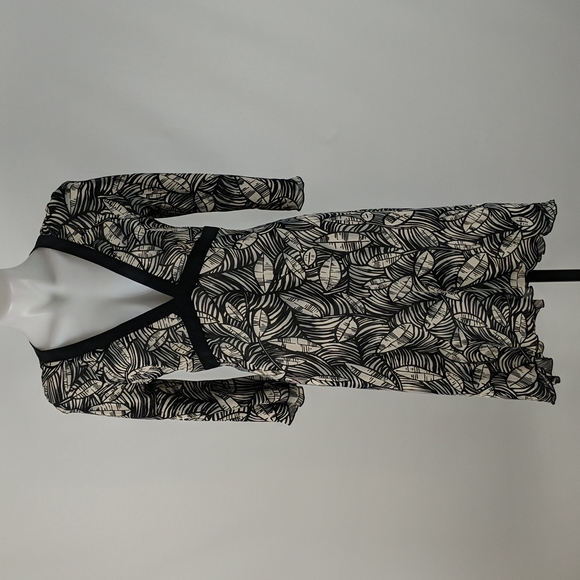 Wish Dress Size 12 Black Cream Leaf Pattern V-Neck Sheer 3/4 Bell Sleeves Midi - Picture 2 of 10